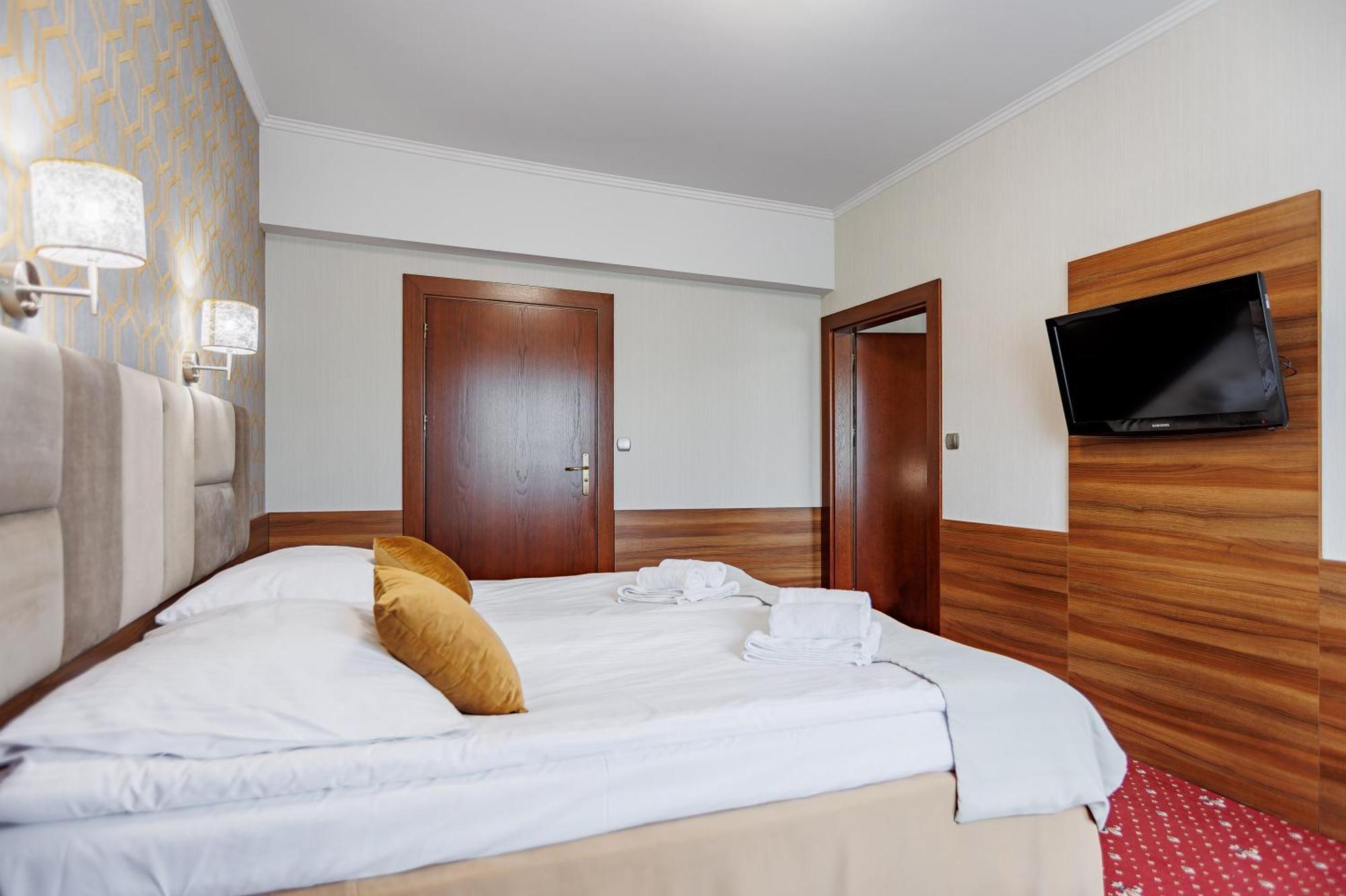 Hotel Cristal Park Dąbrowa Tarnowska Exterior foto